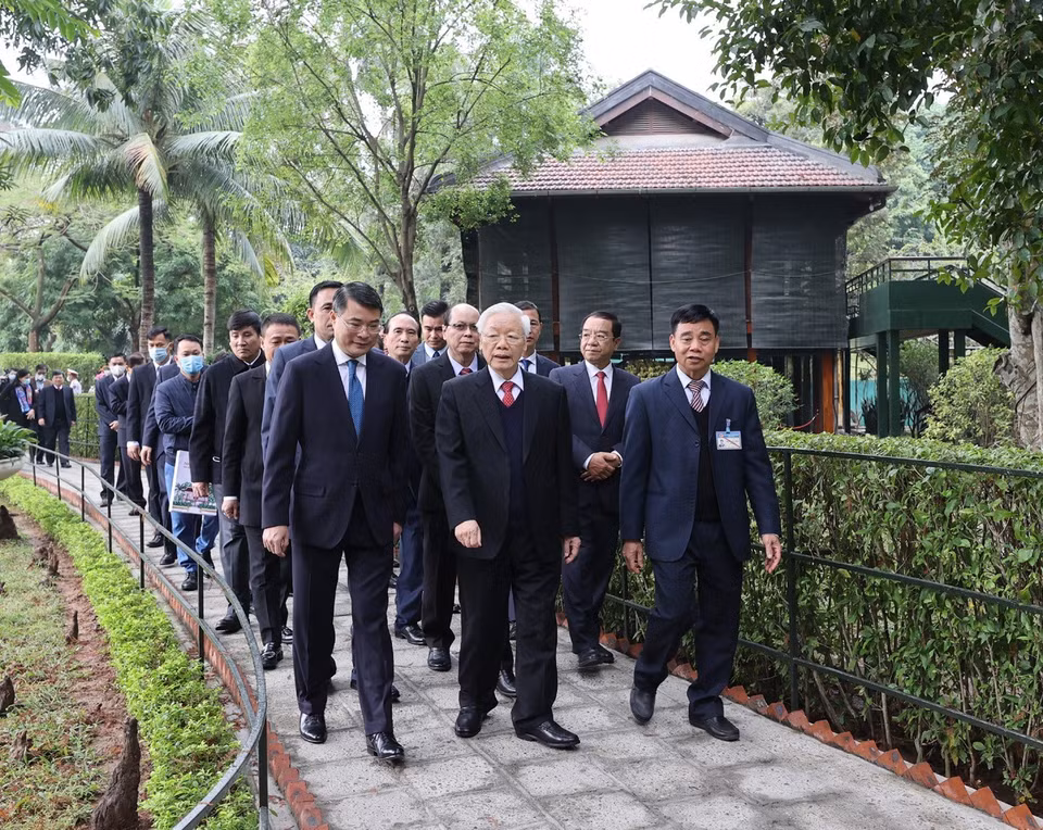 Nhân dịp Tết Nguyên đán Tân Sửu 2021, sáng 10/2/2021 (29 Tết), Tổng Bí thư, Chủ tịch nước Nguyễn Phú Trọng đến dâng hương tưởng niệm Bác Hồ ở Nhà 67 trong Khu Di tích Chủ tịch Hồ Chí Minh tại Phủ Chủ tịch. (Ảnh: Trí Dũng/TTXVN)