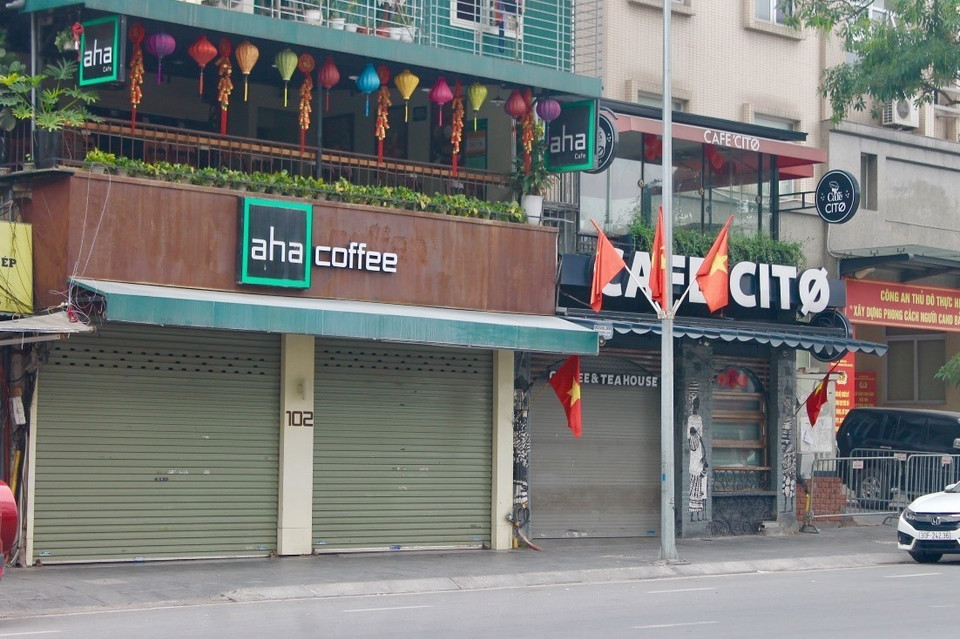Nhiều quán càphê đồng loạt đóng cửa, thực hiện tốt yêu cầu của thành phố Hà Nội nhằm hạn chế tụ tập đông người, tăng cường phòng chống dịch COVID-19 lây lan và bùng phát nhanh trong cộng đồng. (Ảnh: Minh Nghĩa/TTXVN)