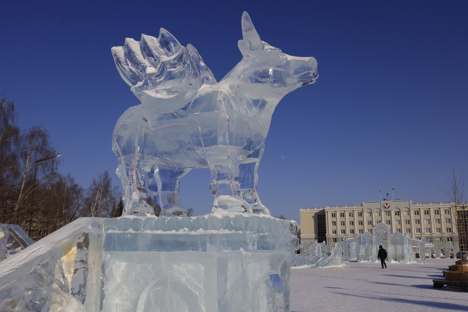 Hình ảnh điêu khắc băng cách điệu con trâu - linh vật của năm Tân Sửu. (Ảnh: Trần Hiếu/TTXVN)