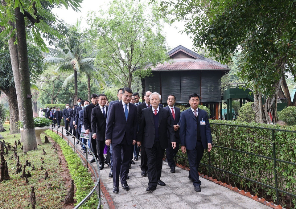 Nhân dịp Tết Nguyên đán Tân Sửu 2021, sáng 10/2/2021 (29 Tết), Tổng Bí thư, Chủ tịch nước Nguyễn Phú Trọng đến dâng hương tưởng niệm Bác Hồ ở Nhà 67 trong Khu Di tích Chủ tịch Hồ Chí Minh tại Phủ Chủ tịch. (Ảnh: Trí Dũng/TTXVN)
