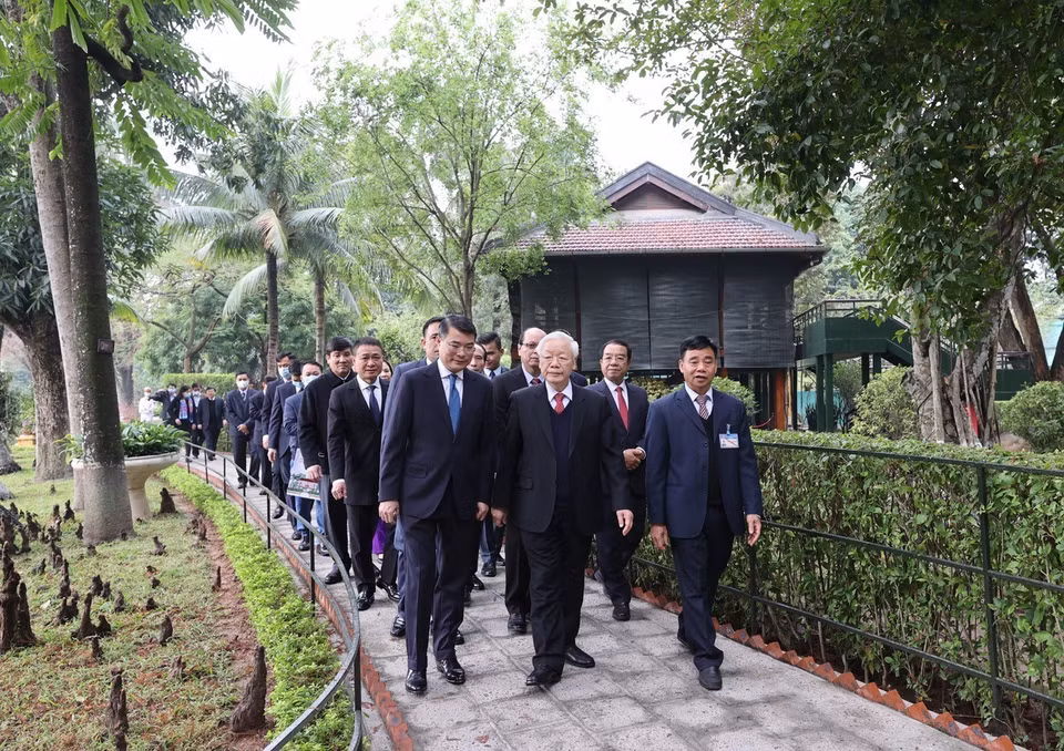 Nhân dịp Tết Nguyên đán Tân Sửu 2021, sáng 10/2/2021 (29 Tết), Tổng Bí thư, Chủ tịch nước Nguyễn Phú Trọng đến dâng hương tưởng niệm Bác Hồ ở Nhà 67 trong Khu Di tích Chủ tịch Hồ Chí Minh tại Phủ Chủ tịch. (Ảnh: Trí Dũng/TTXVN)