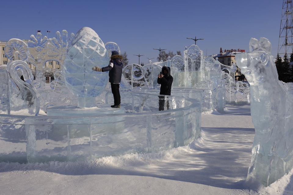 Người dân địa phương chiêm ngưỡng vẻ đẹp của các tác phẩm điêu khắc băng độc đáo được trưng bày tại quảng trường trung tâm thành phố Izevsk. (Ảnh: Duy Trinh-Trần Hiếu/TTXVN)