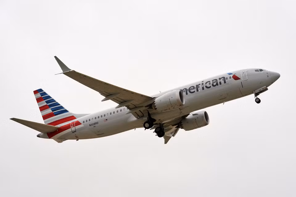 Ngày 17/2/2021, máy bay 737 MAX của hãng Boeing đã có chuyến bay thương mại đầu tiên ở châu Âu, sau khi không được cất cánh trong 22 tháng vì hai vụ tai nạn thảm khốc. Hãng hàng không TUI của Bỉ thông báo mẫu 737 MAX được sử dụng cho chuyến bay từ thủ đô Brussels tới Alicante và sau đó là Malaga ở Tây Ban Nha. Trong ảnh (tư liệu): Máy bay Boeing 737 MAX của Hãng hàng không American Airlines cất cánh trong chuyến bay thử nghiệm tại sân bay quốc tế Dallas-Fort Worth ở Dallas, bang Texas, Mỹ ngày 2/12/2020. (Nguồn: AFP/TTXVN)