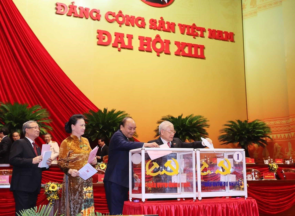 Tổng Bí thư, Chủ tịch nước Nguyễn Phú Trọng, Thủ tướng Nguyễn Xuân Phúc, Chủ tịch Quốc hội Nguyễn Thị Kim Ngân, Thường trực Ban Bí thư Trần Quốc Vượng bỏ phiếu bầu Ban Chấp hành Trung ương khóa XIII. (Nguồn: TTXVN)