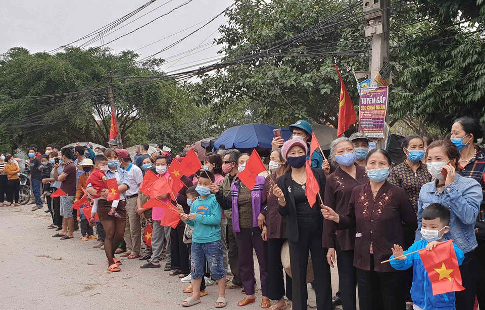 Người dân hân hoan ngày được trở lại cuộc sống bình thường. (Ảnh: Đinh Tuấn/TTXVN)