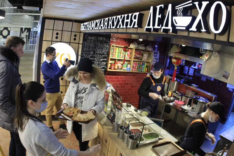 Quán ăn Ded Ho sở hữu mặt bằng nhỏ trong trung tâm thương mại ở trung tâm thành phố Izevsk nhưng luôn có đông người dân địa phương đến thưởng thức các món ăn Việt Nam. (Ảnh: Trần Hiếu/TTXVN)