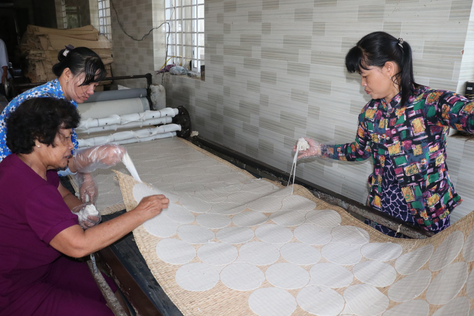 Ứng dụng khoa học kỹ thuật trong sản xuất bánh phồng mang lại chất lượng, năng suất cao hơn. (Ảnh: Huỳnh Phúc Hậu/TTXVN)