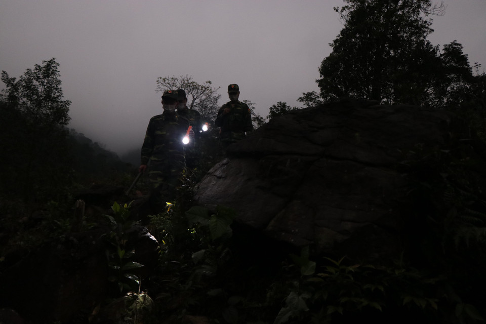 Cán bộ, chiến sỹ Đồn Biên phòng Cửa khẩu A Đớt trên đường tuần tra biên giới vào chiều tối. (Ảnh: Đỗ Trưởng/TTXVN)