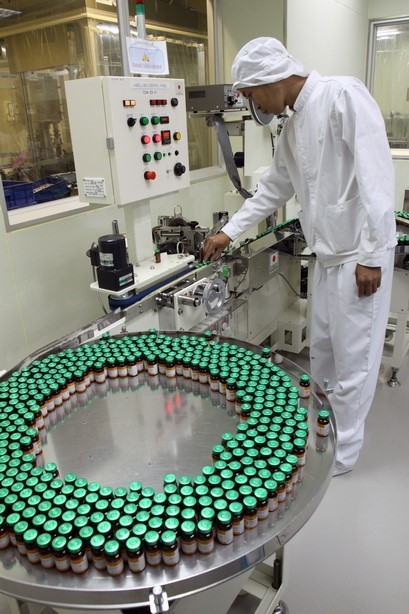 Việt Nam cũng được biết đến là quốc gia đang dần vươn lên vị trí quan trọng trong danh sách các nước sản xuất vắc xin trên thế giới. Trong ảnh: Vắcxin phối hợp Sởi – Rubella do Việt Nam sản xuất đã được thử nghiệm lâm sàng và được đánh giá là an toàn, hiệu quả cho người sử dụng trong Chương trình tiêm chủng mở rộng, phục vụ tiêm miễn phí cho trẻ em từ năm 2017. (Ảnh: Dương Ngọc/TTXVN)