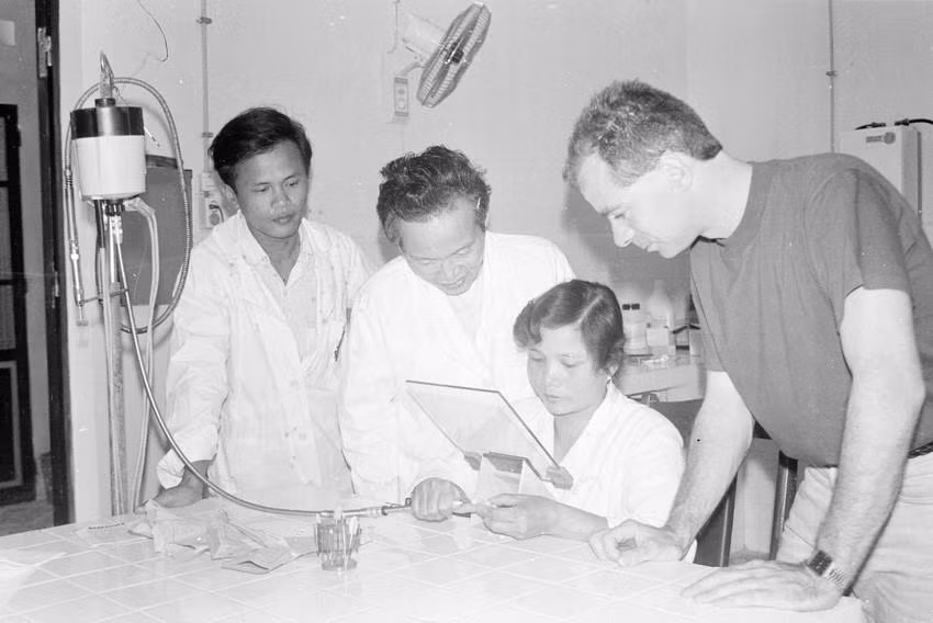 Sau ngày đất nước thống nhất, ngành Y tế đã có những bước phát triển vượt bậc và đạt được những thành tựu quan trọng trong sự nghiệp chăm sóc và bảo vệ sức khỏe nhân dân. Trong ảnh: Chuyên gia Ủy ban số 2 của Hà Lan hướng dẫn cán bộ của Viện Tai Mũi Họng Hà Nội làm núm tai máy trợ thính phục vụ trẻ em bị điếc (1992). (Ảnh: Thu Hoài/TTXVN)