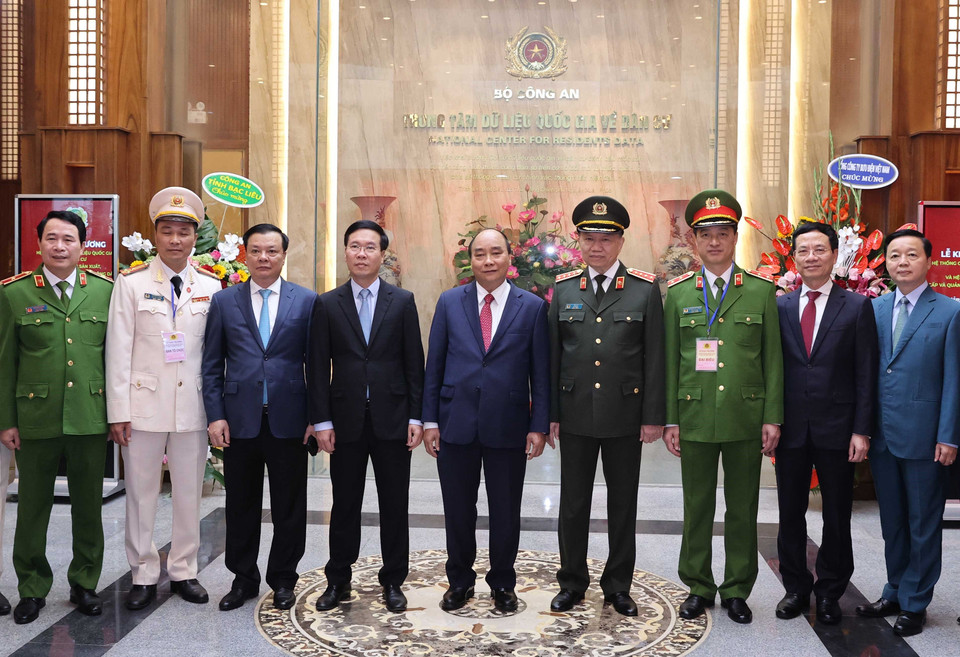 Thủ tướng Nguyễn Xuân Phúc với các đại biểu tham dự buổi lễ. (Ảnh: Thống Nhất/TTXVN)