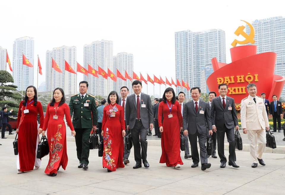 Tham dự Đại hội XIII có 1.587 đại biểu chính thức, đại diện cho gần 5,2 triệu đảng viên trên cả nước. Trong ảnh: Đoàn đại biểu Đảng bộ tỉnh Quảng Ninh đến dự Đại hội. (Nguồn: TTXVN)