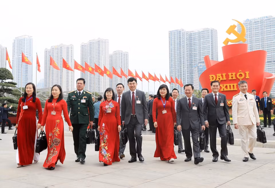 Tham dự Đại hội XIII có 1.587 đại biểu chính thức, đại diện cho gần 5,2 triệu đảng viên trên cả nước. Trong ảnh: Đoàn đại biểu Đảng bộ tỉnh Quảng Ninh đến dự Đại hội. (Nguồn: TTXVN)
