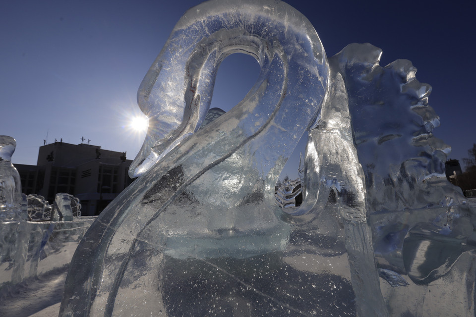 Trong những năm gần đây, festival điêu khắc băng đá được xem là một trong những văn hóa đặc trưng của nước Cộng hòa Udmurtia thuộc Liên bang Nga. Festival điêu khắc băng năm nay thu hút gần 40 nghệ nhân điêu khắc băng từ nhiều thành phố trên khắp nước Nga. (Ảnh: Trần Hiếu/TTXVN)