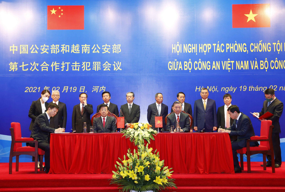 Các đơn vị chức năng của hai Bộ ký kết Bản ghi nhớ hợp tác về đấu tranh với tội phạm sử dụng công nghệ cao; hợp tác đấu tranh với tội phạm sử dụng mạng viễn thông, mạng Internet để thực hiện các hành vi lừa đảo; hợp tác quản lý di dân và xuất, nhập cảnh. (Ảnh: Doãn Tấn/TTXVN)