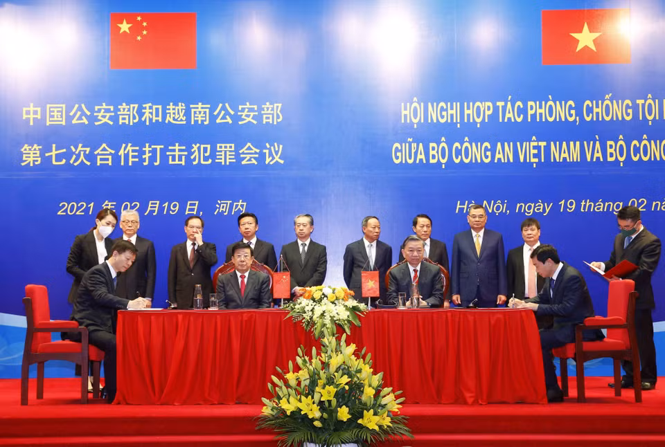Các đơn vị chức năng của hai Bộ ký kết Bản ghi nhớ hợp tác về đấu tranh với tội phạm sử dụng công nghệ cao; hợp tác đấu tranh với tội phạm sử dụng mạng viễn thông, mạng Internet để thực hiện các hành vi lừa đảo; hợp tác quản lý di dân và xuất, nhập cảnh. (Ảnh: Doãn Tấn/TTXVN)