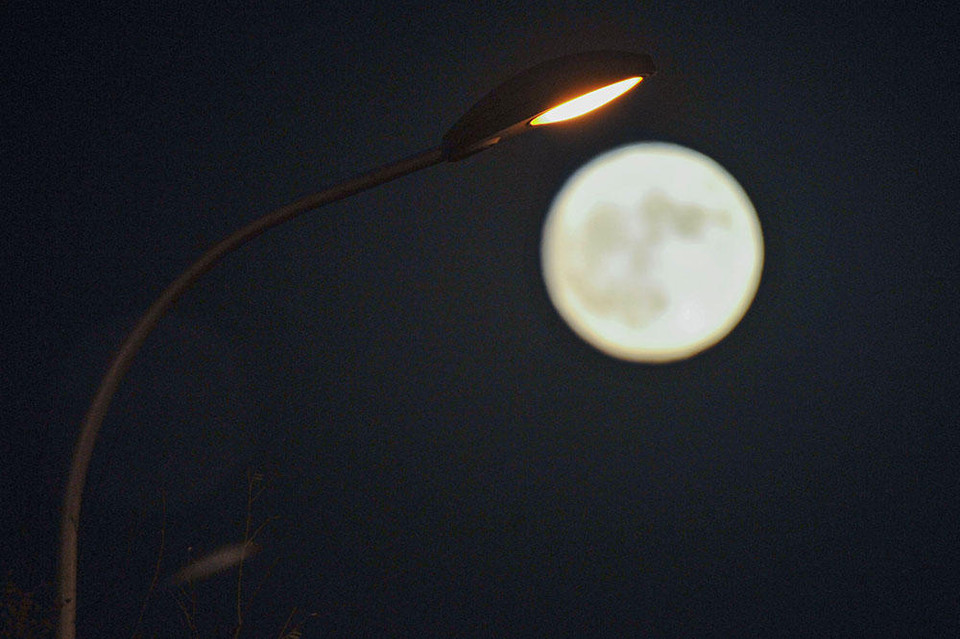 Người quan sát khó nhận thấy nhiều sự khác biệt giữa siêu Trăng với Trăng tròn bình thường nếu nhìn thẳng lên bầu trời ở nơi không có những tòa nhà cao tầng hoặc công trình nổi tiếng làm mốc so sánh. (Nguồn: QQ)