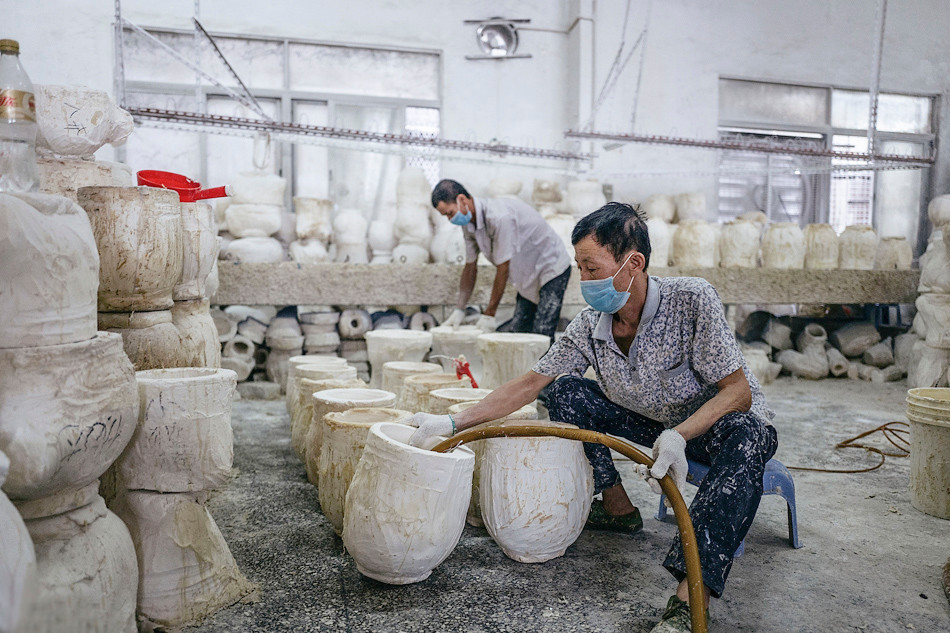 Công nhân đang đổ cao su vào khuôn. (Nguồn: The Paper)