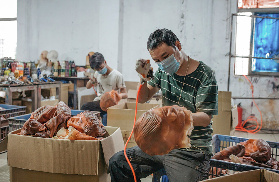 Công nhân phun sơn cho từng bộ phận trên mặt nạ. (Nguồn: The Paper)