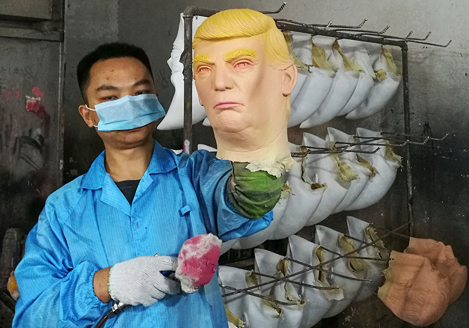Ngày 9/11, tại một xưởng cao su ở Thâm Quyến, Quảng Đông (Trung Quốc), dù đã tăng hết công suất nhưng số lượng mặt nạ Tổng thống đắc cử Mỹ Donald Trump vẫn không đủ cung cấp ra thị trường. Tại Trung Quốc, không chỉ có 1 công ty chuyên sản xuất mặt nạ Donald Trump mà còn nhiều nơi khác như Kim Hoa, Chiết Giang cũng xuất hiện những xưởng sản xuất tương tự như vậy. (Nguồn: The Paper)