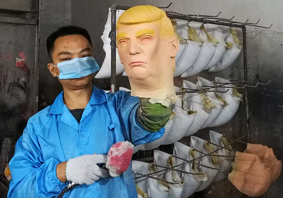 Ngày 9/11, tại một xưởng cao su ở Thâm Quyến, Quảng Đông (Trung Quốc), dù đã tăng hết công suất nhưng số lượng mặt nạ Tổng thống đắc cử Mỹ Donald Trump vẫn không đủ cung cấp ra thị trường. Tại Trung Quốc, không chỉ có 1 công ty chuyên sản xuất mặt nạ Donald Trump mà còn nhiều nơi khác như Kim Hoa, Chiết Giang cũng xuất hiện những xưởng sản xuất tương tự như vậy. (Nguồn: The Paper)