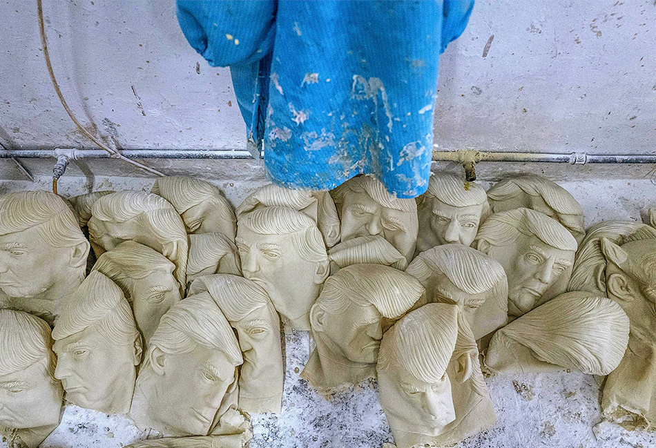 Những chiếc mặt nạ đã thành hình chất đống ở một góc. (Nguồn: The Paper)