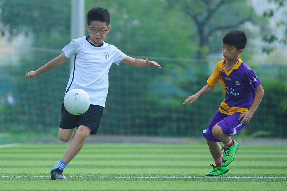 Trong bóng đá Gaelic, người chơi được chạm bóng bằng cả tay và chân. (Ảnh: Minh Chiến/Vietnam+)