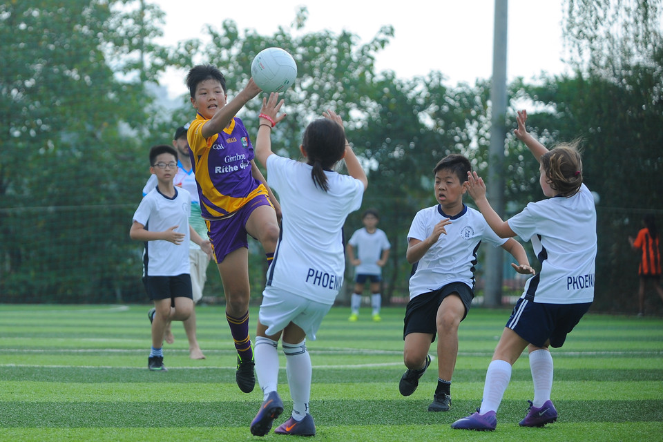 Có hai cách ghi bàn trong bóng đá Gaelic: Sút bóng vào gôn do thủ môn trấn giữ (3 điểm) và sút vào phần khung thành ở phía trên xà ngang (1 điểm). (Ảnh: Minh Chiến/Vietnam+)