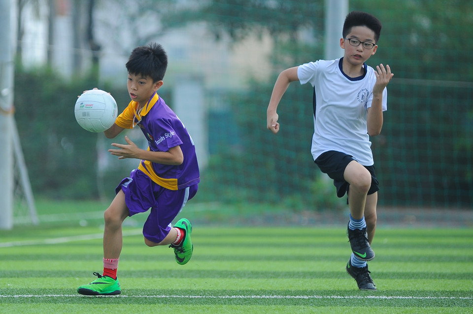 Sau vài bước chạy, các cầu thủ buộc phải tâng bóng một lần bằng chân. (Ảnh: Minh Chiến/Vietnam+)