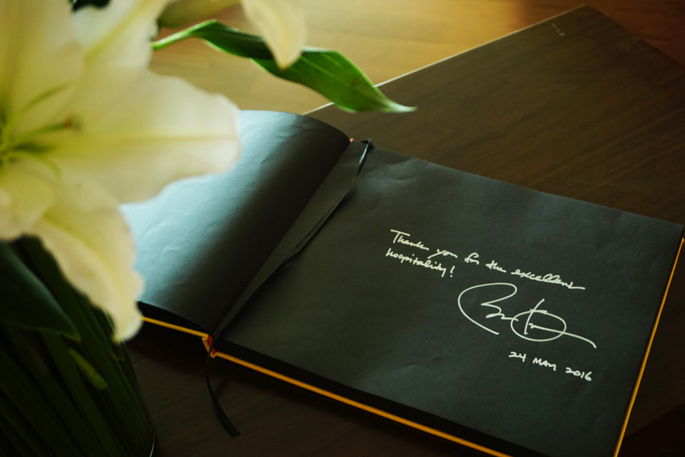 Trước khi rời đi, Tổng thống Mỹ không quên lưu lại bút tích của mình, một lời cảm ơn tới các nhân viên khách sạn (Ảnh: Võ Phương/Vietnam+)