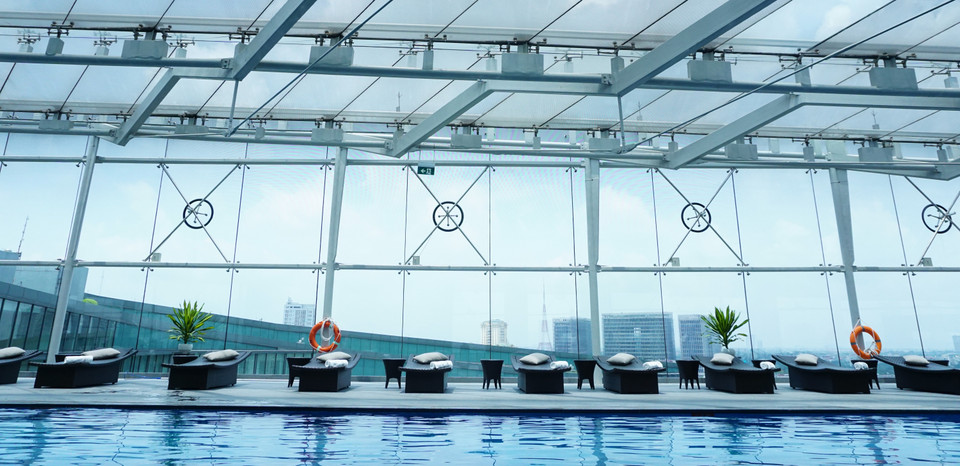 Khu vực bể bơi cũng là một điểm nhấn trong kiến trúc của khách sạn. (Ảnh: Võ Phương/Vietnam+)