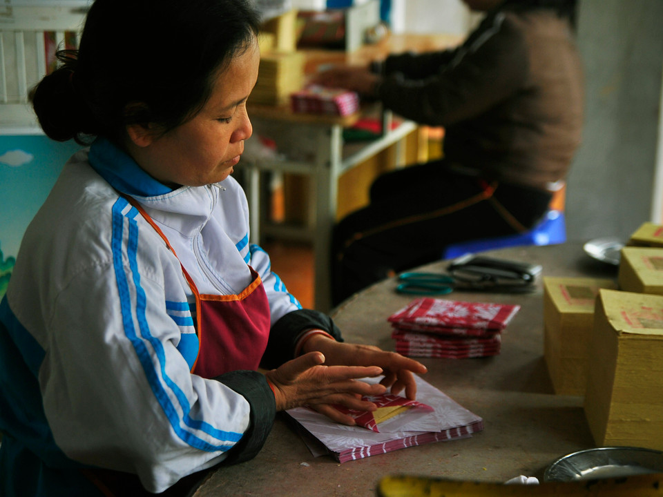 Chị Thắm, người đồng hành, người bạn của chị Thuý, thường xuyên trông nom trung tâm những lúc chị Thuý vắng mặt. (Ảnh: Sơn Bách-Võ Phương)