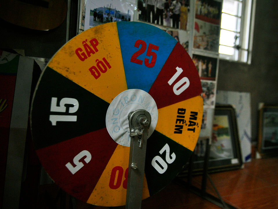 Trò chơi "Vòng quay may mắn," thường được chị Thuý sử dụng để phân công công việc cho các em. (Ảnh: Sơn Bách-Võ Phương)