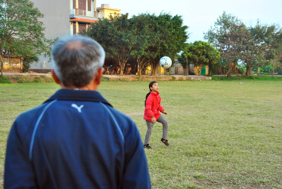 Bầu Kiểm luôn lặng lẽ quan sát học trò của mình tập luyện, ông thường khuyến khích học trò tự tập luyện, để từ đó phát hiện được tiềm năng, ưu điểm, nhược điểm mỗi người.