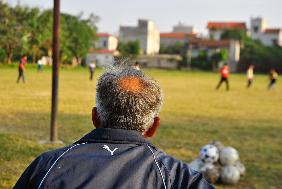 Cứ chiều chiều, người dân làng đã quen với hình ảnh một người đàn ông chạc 60 tuổi, đầu tóc bạc phơ trong bộ quần áo thể thao. Tầm giờ này là giờ ông Kiểm 'bóng đá' bắt đầu công việc dạy học của mình.