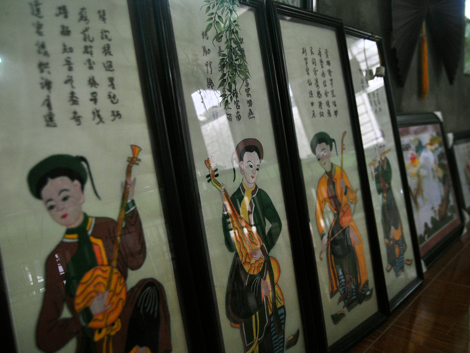 Những bức tranh thêu thùa tinh xảo này đều là sản phẩm của các học viên của Vava Phú Quý. (Ảnh: Sơn Bách-Võ Phương)