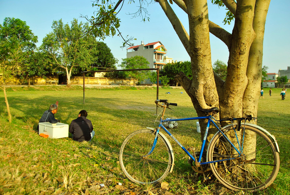 Chiếc xe đạp cũ kỹ, gần như là người bạn đồng hành của ông trong suốt những năm qua, bất kể mưa nắng, ngày đêm.