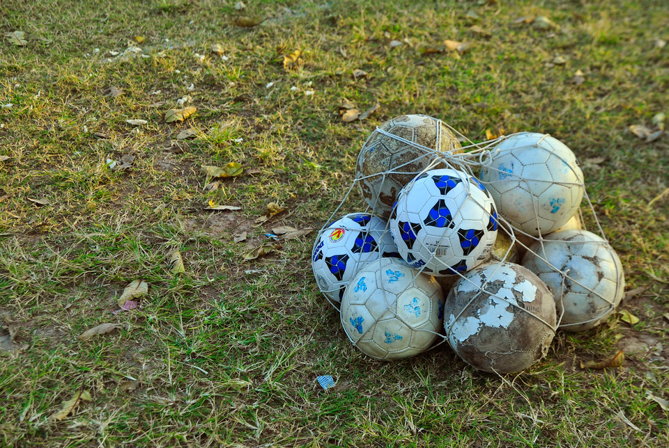 Những trái bóng được ông Kiểm sử dụng để tập luyện phần nhiều là bóng cũ được ông tân trang lại.