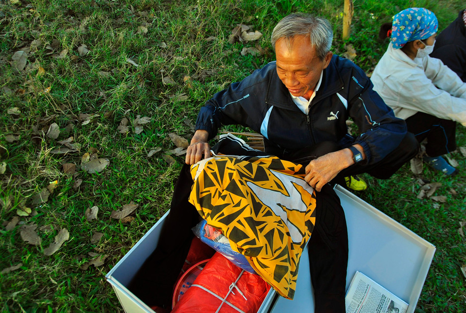 Những bộ đồng phục thể thao, vật dụng bóng đá được ông cất giữ gọn gàng, cẩn thận.