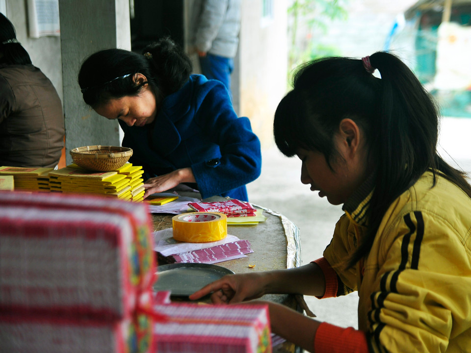 Công việc chính của các em ở đây là thêu thùa, may gia công, làm vàng mã. (Ảnh: Sơn Bách-Võ Phương)