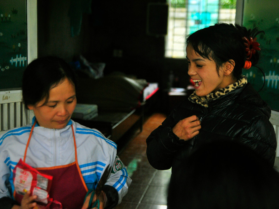 Đặng Thị Mai (sinh năm 1996), cô dâu thứ 5 của đại gia đình da cam. Cách đây ít lâu, Mai đã được chị Thuý tác thành với một người bạn trong trung tâm. (Ảnh: Sơn Bách-Võ Phương)