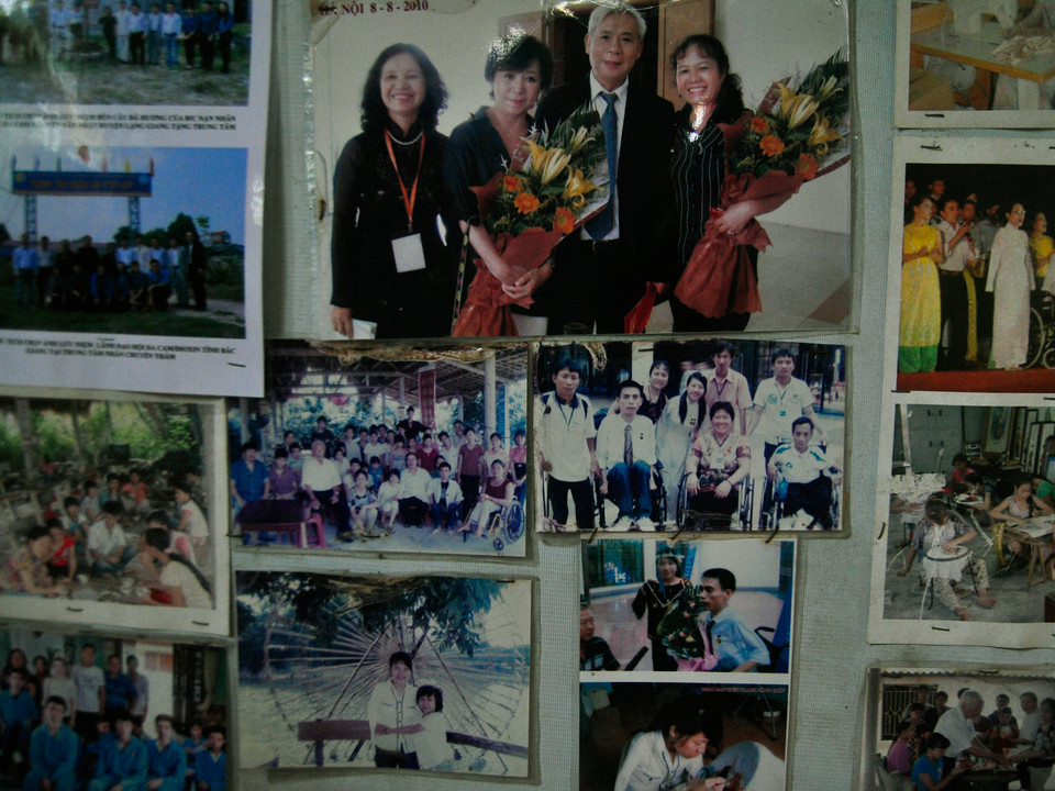 Những bức ảnh lưu niệm luôn được chị Thuý lưu giữ cẩn thận. (Ảnh: Sơn Bách-Võ Phương)