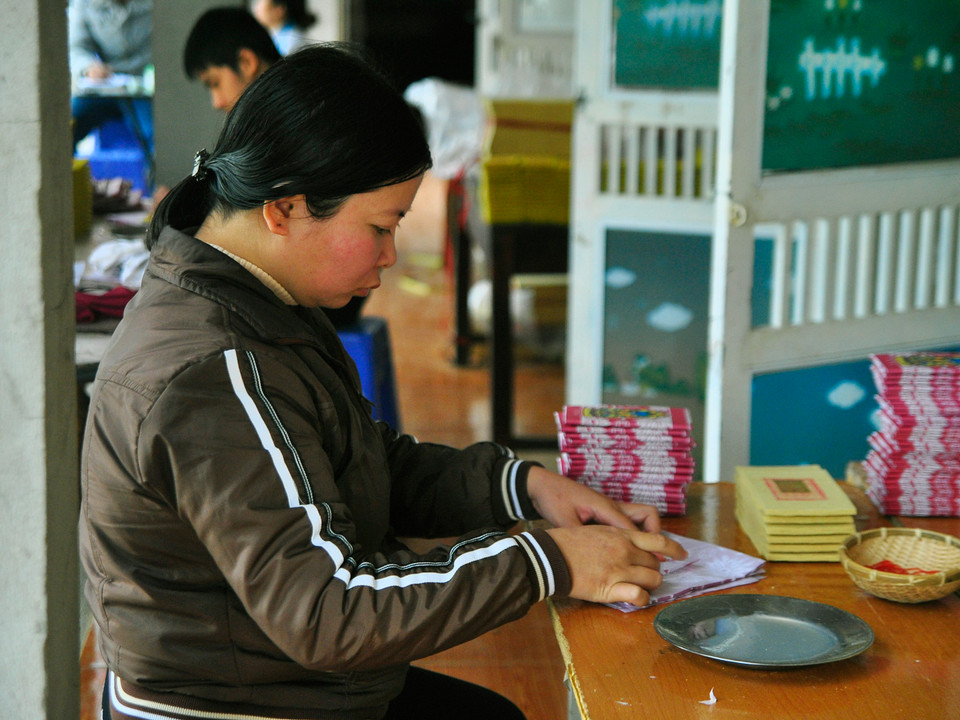 Nguyễn Thị Bình (sinh năm 1985), trường hợp khó nhất mà trung tâm tiếp nhận. Bình bị đưa vào trại tâm thần, chính vì vậy bệnh tình càng nặng thêm. Sau này được "mẹ Thuý" đón về, dạy dỗ, bệnh tình của Bình đã thuyên giảm đi rất nhiều. (Ảnh: Sơn Bách-Võ Phương)