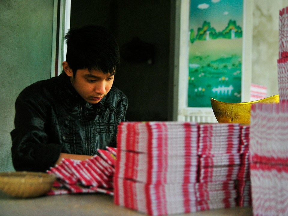 Em Nguyễn Văn Hải (sinh năm 1995), bị thiểu năng, không nhớ nổi tên của mẹ mình. Theo chị Thuý, phải mất rất lâu em mới nhớ được mặt số và tên người, tuy nhiên, Hải rất chăm chỉ, cần mẫn. (Ảnh: Sơn Bách-Võ Phương)