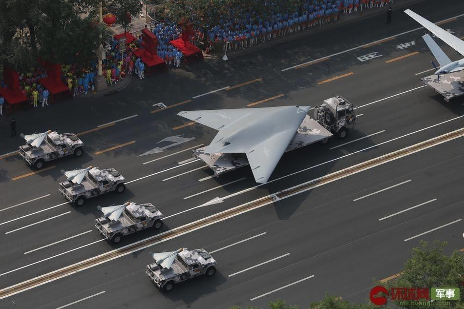 Một loại máy bay không người lái chưa rõ tên trong lễ duyệt bình (Nguồn: Hoàn cầu)