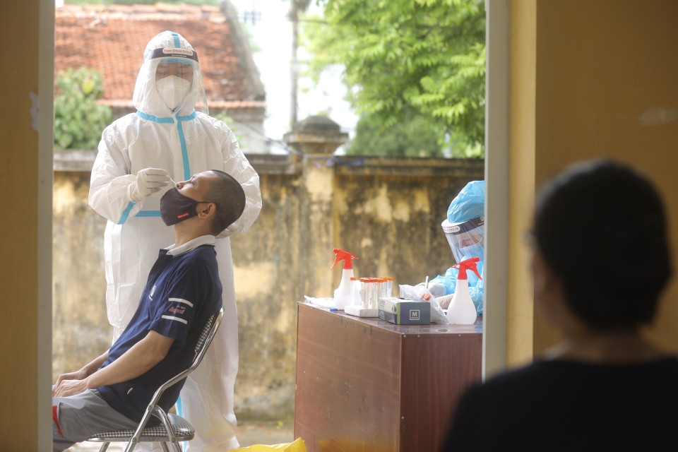 Nhân viên y tế huyện Thanh Trì lấy mẫu xét nghiệm COVID-19 cho người dân xã Ngọc Hồi (ảnh chụp ngày 10/8/2021). (Ảnh: Minh Quyết/TTXVN)