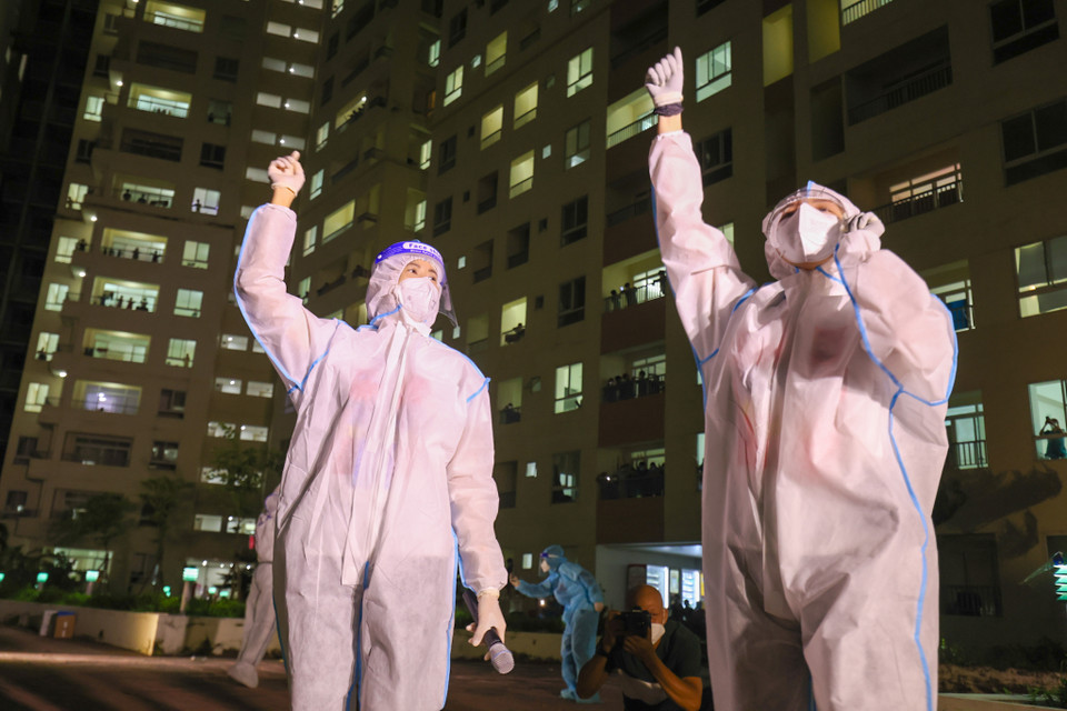 Mới đây, hơn 40 nghệ sỹ trong nước và ở nước ngoài đã cùng nhau hòa giọng trong ca khúc 'Sống như tia nắng Mặt Trời' (sáng tác: Đình Bảo) nhằm cổ vũ tinh thần mọi người trong cuộc chiến chống dịch. (Ảnh: Ngô Trần Hải An/Vietnam+)