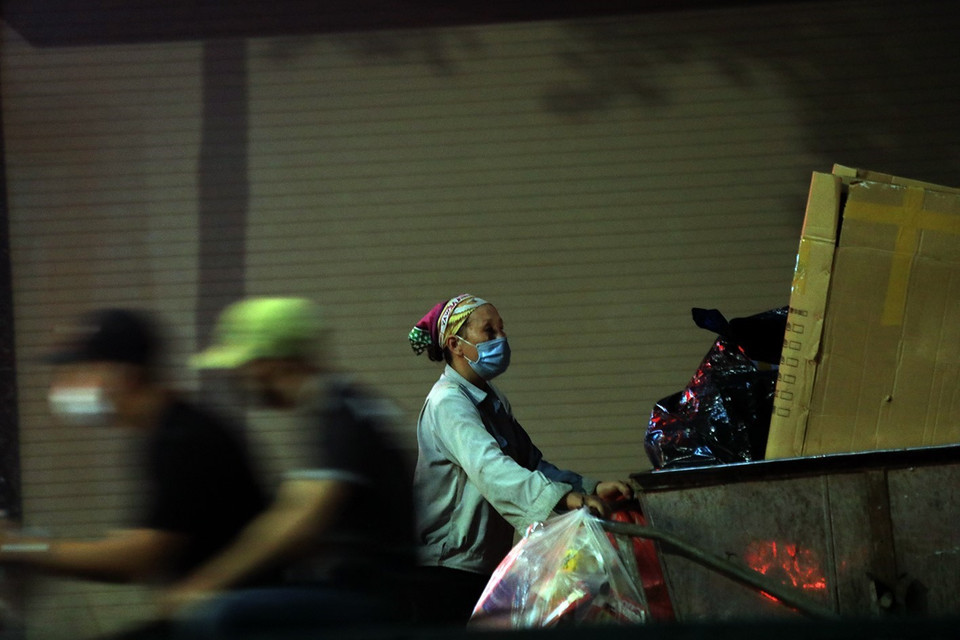 Công nhân vệ sinh thu gom, vận chuyển chất thải sinh hoạt về các khu xử lý tập trung của thành phố. (Ảnh: Tuấn Anh/TTXVN)