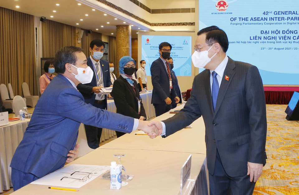 Chủ tịch Quốc hội Vương Đình với các đại biểu. (Ảnh: Doãn Tấn/TTXVN)