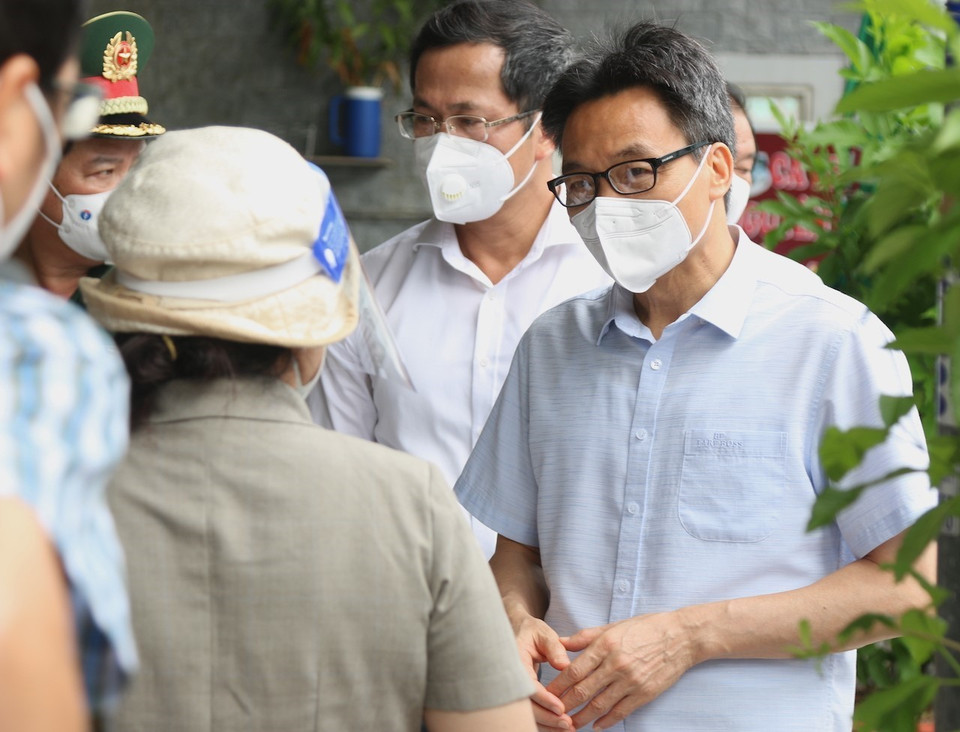 Phó Thủ tướng Vũ Đức Đam hỏi thăm người dân tại khu vực cách ly phong tỏa Phường Tân Chánh Hiệp, quận 12. (Ảnh: Xuân Tình/TTXVN)